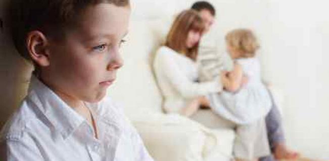 چه عاملی باعث ایجاد حسادت بین فرزندان می شود؟