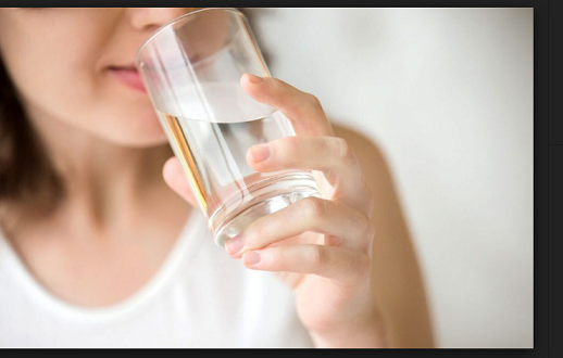 چرا باید هر روز صبح بعد از بیدار شدن از خواب آب بنوشید؟
